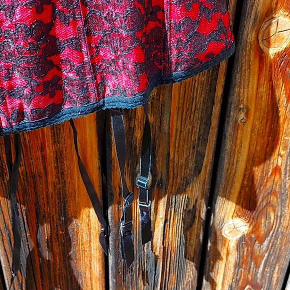 Quality Red and Black lace corset - Picture 6 of 15